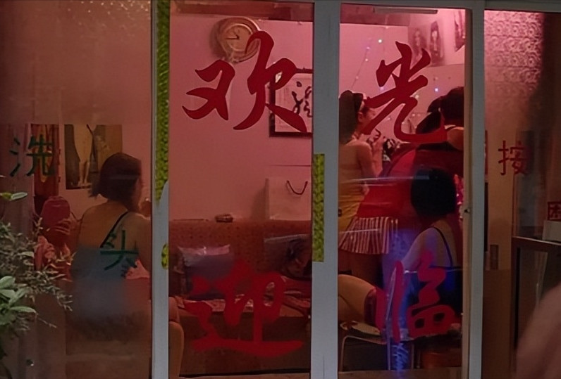 Lời khai ban đầu của Trương Lập Tân nghe có vẻ bình thường. Anh ta kể rằng vào ngày 12/12, anh đã đưa vợ mình đến làm việc ở một huyện lân cận. Trương Hiểu Hồng nói rằng cô sẽ làm việc tại một tiệm thẩm mỹ ở đó, nhưng sau đó không còn liên lạc được nữa. Trương Lập Tân khẳng định vợ mình thường sống rất quy củ và trước khi mất tích cũng không có gì khác lạ. Anh còn đặc biệt nhắc đến việc ngày cô ấy rời đi đã mặc chiếc áo phao đỏ và mang chiếc túi da màu nâu yêu thích.