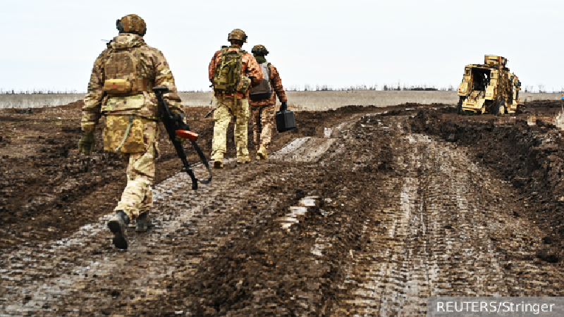 Tình hình đã trở nên cực kỳ nguy cấp. Một số trang báo của Ukraine báo cáo rằng nhiều binh sĩ tại khu vực trung tâm thành phố Kurakhove đã tự ý rút chạy quy mô lớn dọc theo con đường duy nhất ở phía tây thành phố mà không được phép. Tuy nhiên, họ đã bị quân Nga sử dụng pháo binh tập kích dữ dội. Ảnh: Reuters.