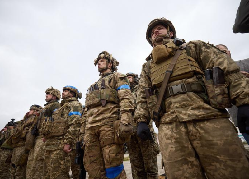 Do trước đó Quân đội Ukraine đã điều chuyển quá nhiều lực lượng từ Donbas tới khu vực Kursk, nhưng các lực lượng này lại chịu tổn thất nặng nề ở Kursk, nên ông Syrskyi rơi vào tình thế không còn lực lượng dự bị để điều động. Cuối cùng, ông buộc phải sử dụng lực lượng dự bị chiến lược vốn được chuẩn bị cho các trận đánh vào năm sau để cứu vãn tình hình ở Kurakhove. Ảnh: Pravda.