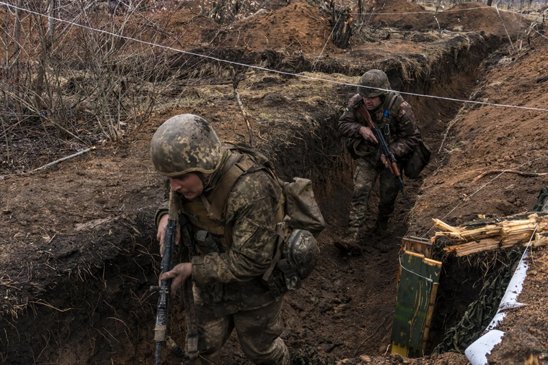 Tất nhiên, lực lượng Ukraine tại trung tâm thành phố không hoàn toàn bị động. Theo quan sát viên Yuri Podolyaka ngày 30/11, trong khi rút lui, Quân đội Ukraine cũng tổ chức các đợt phản công tích cực. Ảnh: New York Times.