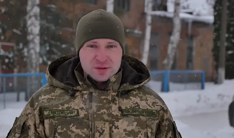 Đồng thời, Tổng thống Zelensky đã cách chức ông Oleksandr Pavliuk và bổ nhiệm Mykhailo Drapatyi làm Tư lệnh Lục quân mới. Theo giới thiệu từ phía Ukraine, vị tư lệnh mới này đã tổ chức thành công các hoạt động phòng thủ trên hướng Kharkov, ngăn chặn các cuộc tấn công của quân Nga tại khu vực này. Ảnh: Kyiv Independent.