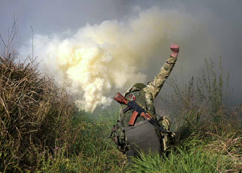 Trận chiến tại Kurakhove sắp đến hồi kết, khi vòng vây của Quân đội Nga ngày càng siết chặt. Ngay cả con đường duy nhất nối Kurakhove với thế giới bên ngoài, tuyến đường H-15, cũng đã bị quân Nga phong tỏa. Ảnh: RIA Novosti.