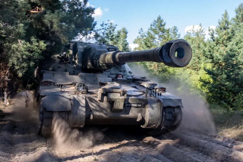 Trong khi đó, quân Nga tấn công khu vực Sontsivka đã tiến thêm hơn 500 mét về phía nam, chỉ còn cách làng Stari Terny khoảng 1,7 km. Điều này cho thấy vòng vây phía bắc sắp được khép kín, với hàng nghìn binh sĩ Ukraine vẫn chưa nhận được lệnh rút lui, bị mắc kẹt bên trong. Ảnh: Getty Images.