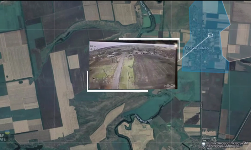 Theo hãng thông tấn Ukrinform, ngày 5/12, Tiểu đoàn biệt kích 48 thuộc Lữ đoàn 123 tuyên bố đã tái chiếm được làng Novo Komar. Video đăng tải trên mạng cho thấy Quân đội Ukraine đã treo quốc kỳ tại ngôi làng này. Ảnh: Kyiv Post.