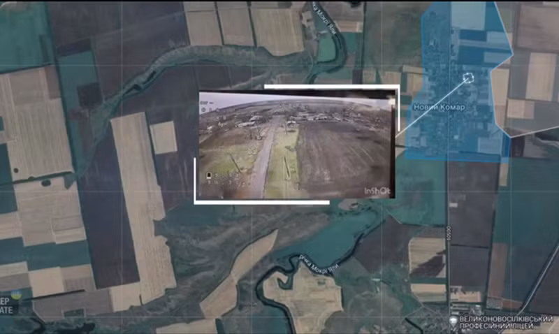 Theo hãng thông tấn Ukrinform, ngày 5/12, Tiểu đoàn biệt kích 48 thuộc Lữ đoàn 123 tuyên bố đã tái chiếm được làng Novo Komar. Video đăng tải trên mạng cho thấy Quân đội Ukraine đã treo quốc kỳ tại ngôi làng này. Ảnh: Kyiv Post.