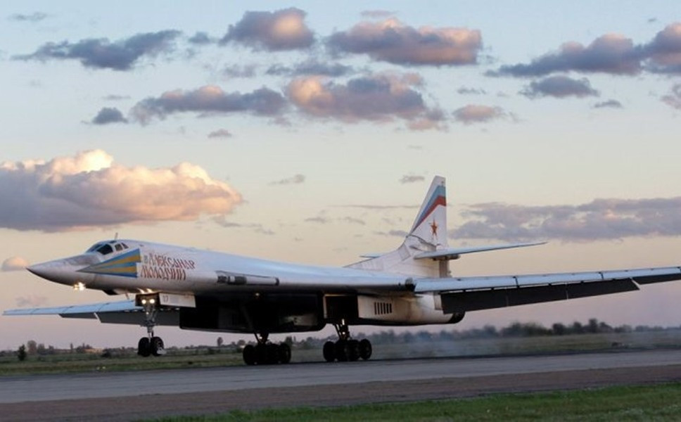 Oanh tạc cơ chiến lược Tu-160 có thể mang theo 45 tấn bom và tên lửa bên trong 2 khoang vũ khí, 2 bệ phóng dạng trống quay có thể chứa 6 tên lửa hành trình Kh-55SM/101/102/555, hoặc 12 tên lửa tầm ngắn AS-16 Kickback mỗi bên.