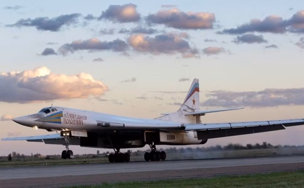 Oanh tạc cơ chiến lược Tu-160 có thể mang theo 45 tấn bom và tên lửa bên trong 2 khoang vũ khí, 2 bệ phóng dạng trống quay có thể chứa 6 tên lửa hành trình Kh-55SM/101/102/555, hoặc 12 tên lửa tầm ngắn AS-16 Kickback mỗi bên.