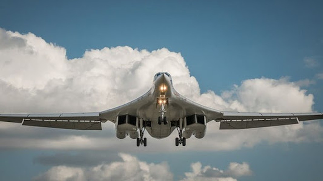 Tu-160 có sải cánh rộng 55,7m, chiều dài 54,1 m và cao 13,1m. Được trang bị 4 động cơ NK-32, máy bay có thể đạt tốc độ tối đa 2.531 km/h, trọng lượng cất cánh tối đa 275 tấn, phạm vi hoạt động 12.300 km.