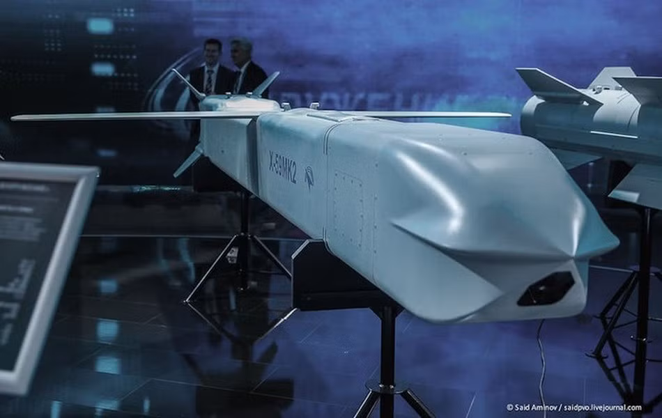 Tên lửa này có thể được phóng từ hệ thống treo bên ngoài của tiêm kích Su-30, Su-34 và Su-35S, cũng như nhờ có tiết diện hình vuông, nó phù hợp khoang vũ khí bên trong của chiến đấu cơ Su-57 thế hệ mới nhất.