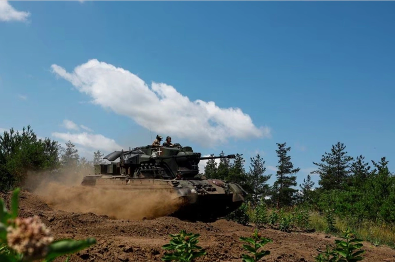 Tình hình càng trở nên nghiêm trọng hơn do thiếu hụt nhân sự trong Lữ đoàn. Ở một số vị trí, chẳng hạn như lái xe bọc thép, chỉ còn một người đảm nhiệm trong cả tiểu đoàn. Ảnh: Reuters.