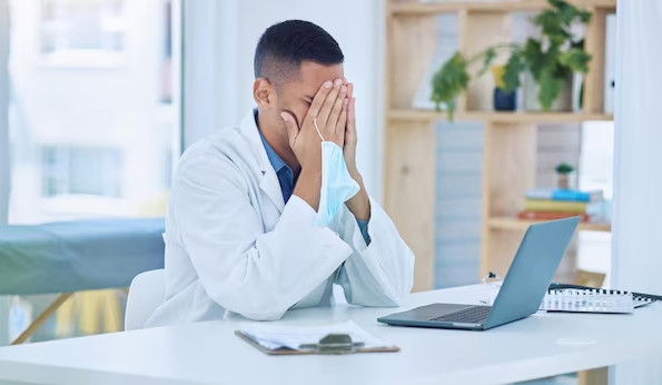 Một số khác bày tỏ sự tiếc nuối vì tình yêu mù quáng đã dẫn đến hậu quả không thể cứu vãn. Câu chuyện của bác sĩ Cù là bài học đắt giá, nhắc nhở mọi người rằng tình yêu cần đi kèm với lý trí và trách nhiệm.