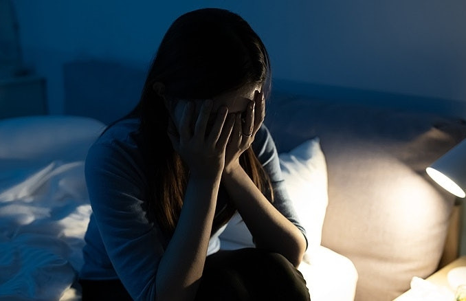 Sau khi phát triển mối quan hệ tình cảm, hai người chính thức trở thành người yêu. Trong thời gian yêu đương, do mất ngủ dài ngày, cô Trần yêu cầu bạn trai là bác sĩ Cù tiêm thuốc Propofol (một loại thuốc gây mê dùng qua đường tĩnh mạch) để giúp cô giảm bớt triệu chứng mất ngủ.