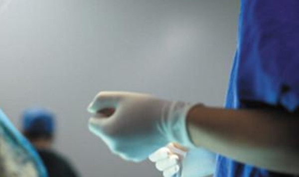 Bị cáo là anh Cù, từng là bác sĩ gây mê tại một bệnh viện ở huyện Giáp Giang, thị Lạc Sơn, tỉnh Tứ Xuyên. Bác sĩ Cù quen biết cô Trần qua một ứng dụng hẹn hò vào năm 2022.