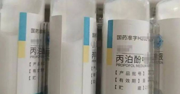 Bắt đầu từ tháng 9/2023, bác sĩ Cù đã nhiều lần thực hiện các mũi tiêm gây mê tại khách sạn cho bạn gái. Vào ngày 6/3/2024, bác sĩ Cù đã tiêm Propofol qua cổ chân cho cô Trần hơn 20 lần trong vòng 6 giờ với tổng liều lượng lên đến 1.300 mg.