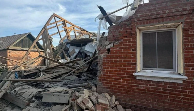 Đáp lại, quân Nga sử dụng pháo phản lực Tornado-S để phản công. Quyền thống đốc Kursk, ông Alexander Khinshtein, cho biết, một số khu định cư trong khu vực đã bị hủy diệt hoàn toàn bởi pháo kích dữ dội, đến mức “biến mất khỏi bề mặt trái đất”. Ảnh minh họa: Reuters.