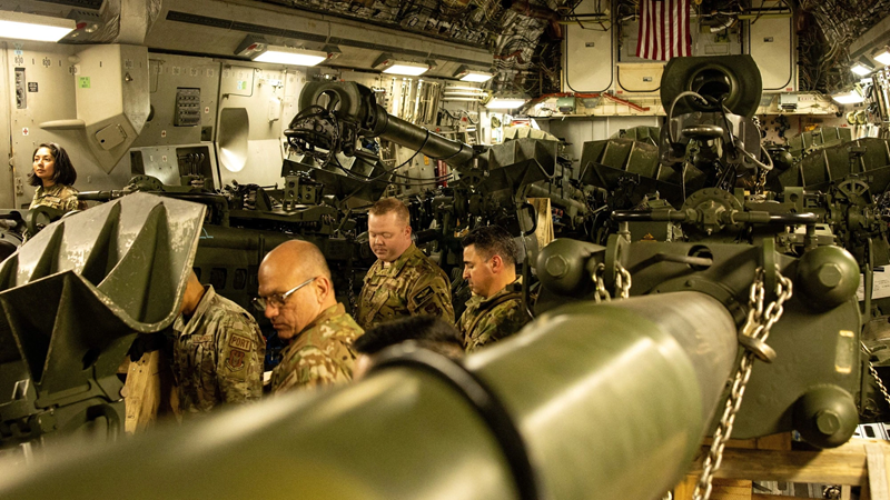 Theo tờ Financial Times, nhóm của ông Trump thông báo với các quan chức châu Âu rằng sau khi nhậm chức, ông dự định tiếp tục viện trợ quân sự cho Ukraine, nhưng các nước châu Âu phải tăng chi tiêu quốc phòng lên 5% GDP để nâng cao ngân sách cho phòng thủ chung. Ảnh: Reuters.