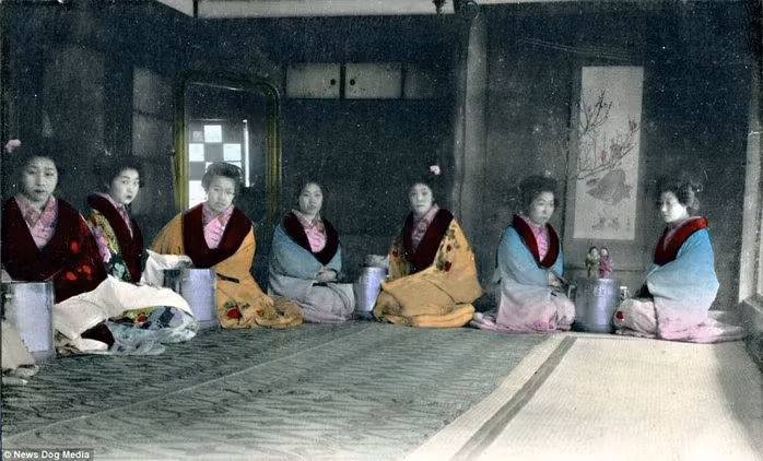 Người ta nói rằng vào những đêm trăng tròn, có thể nghe thấy tiếng khóc than ai oán của các Oiran vọng lên từ đáy vực. Đôi khi, có người nhìn thấy những hình bóng trắng lướt qua khu rừng, hoặc bóng dáng của các Oiran xưa cũ trong trang phục lộng lẫy với gương mặt tái nhợt đang đàn ca huyên náo.