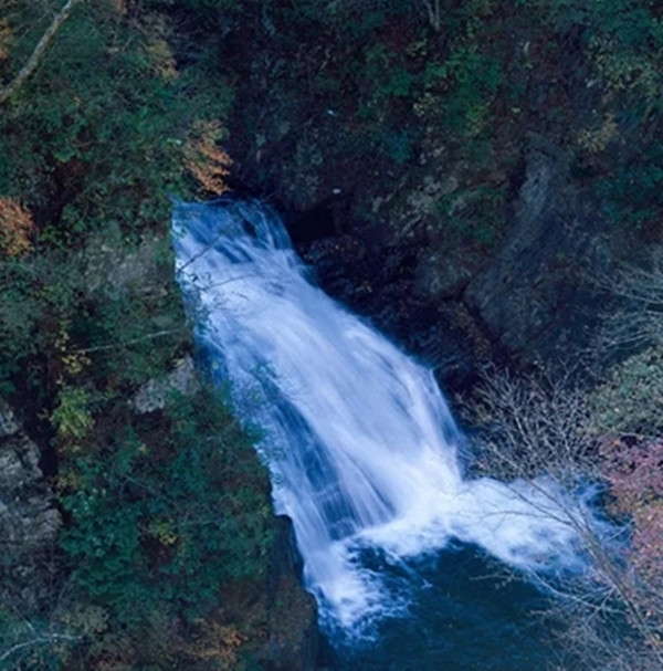 Một trong những câu chuyện đáng sợ nhất liên quan đến Vực Hoa Khôi là "Đêm Của Các Oiran". Theo chuyện xưa, có một nhóm kỹ nữ hơn 50 người đã bị lừa đưa đến đây dưới lời hứa hẹn về một buổi tiệc sang trọng với các thương nhân giàu có. Nhưng khi họ đến, buổi tiệc trở thành một cái bẫy tàn khốc. Vì nắm giữ các bí mật quan trọng, tất cả các Oiran đều bị sát hại và xác của họ bị vứt xuống vực. Từ đó, mỗi năm vào đúng ngày hôm ấy, linh hồn của các Oiran trở lại, tái hiện lại cảnh chết chóc đau thương, tạo nên một đêm đầy kinh hoàng.