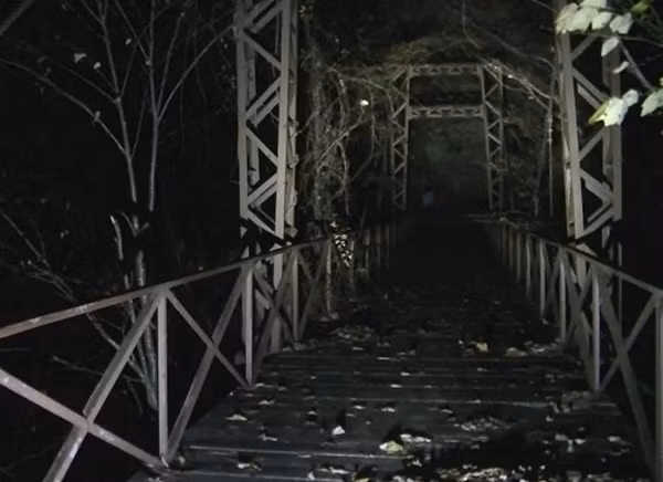 Truyền thuyết thậm chí còn kể lại rằng, bất kỳ ai mạo hiểm đến quá gần vực sâu vào ban đêm sẽ bị những linh hồn này lôi kéo xuống vực, không bao giờ có thể trở lại.