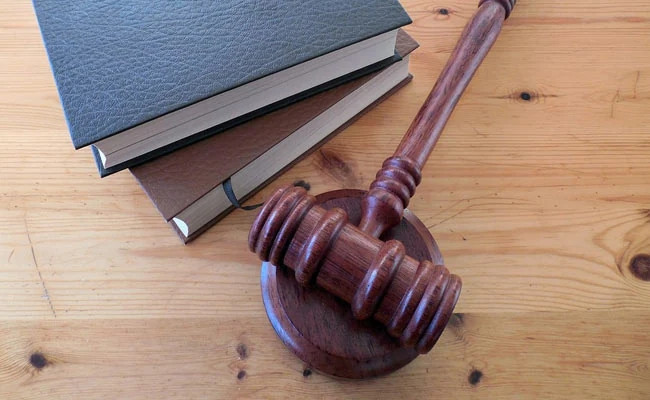 Rachel Worthington - Luật sư đại diện cho phía công tố, đã nhấn mạnh sự tàn ác của hành vi này. Bà cho biết, đứa trẻ đã bị tước đoạt mọi quyền lợi cơ bản của một đứa trẻ, bị bỏ mặc "tự sinh tự diệt" trong suốt ba năm trời. "Đứa trẻ chưa bao giờ được tiếp xúc với ánh nắng mặt trời hay không khí trong lành. Nó bị tước đoạt tình yêu thương, sự quan tâm, tương tác, dinh dưỡng và chăm sóc y tế", bà Worthington nói.