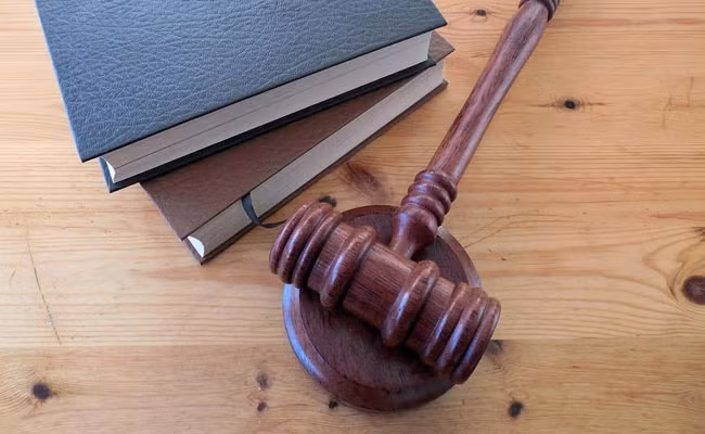 Rachel Worthington - Luật sư đại diện cho phía công tố, đã nhấn mạnh sự tàn ác của hành vi này. Bà cho biết, đứa trẻ đã bị tước đoạt mọi quyền lợi cơ bản của một đứa trẻ, bị bỏ mặc "tự sinh tự diệt" trong suốt ba năm trời. "Đứa trẻ chưa bao giờ được tiếp xúc với ánh nắng mặt trời hay không khí trong lành. Nó bị tước đoạt tình yêu thương, sự quan tâm, tương tác, dinh dưỡng và chăm sóc y tế", bà Worthington nói.