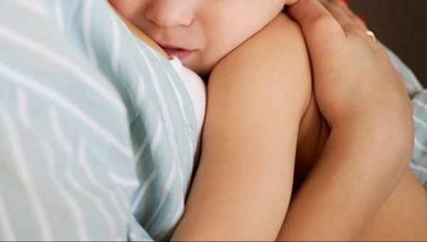 Không có ánh nắng mặt trời, không có không khí trong lành, không có sự âu yếm và chăm sóc của người mẹ. Thậm chí, cô ta còn cố tình che giấu sự tồn tại của đứa con với chồng và những người con khác trong gia đình.