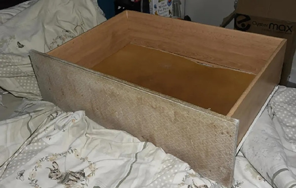 Các bác sĩ cho biết, bé gái bị suy dinh dưỡng nghiêm trọng, chậm phát triển cả về thể chất lẫn tinh thần. Bé không phản ứng khi được gọi tên, không biết đến thế giới bên ngoài và hoàn toàn thiếu thốn tình thương.