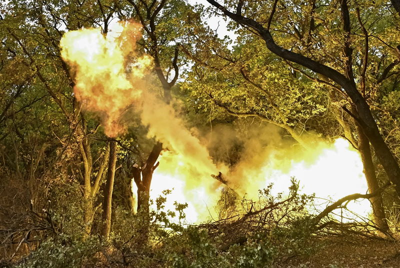 Khu vực mà quân Nga đạt được tiến triển lớn nhất vẫn là tuyến Nikolayevo đến Zeleny Shlyakh ở mặt trận phía tây, cụ thể hơn là phía đông nam làng Nizhny Klin. Tại đây, quân Nga đã tiến lên hơn 2 km, đẩy lùi Lữ đoàn Đổ bộ đường không số 82 và Lữ đoàn Phòng thủ lãnh thổ số 103 của Ukraine khoảng 3,5 km. Ảnh: Reuters.