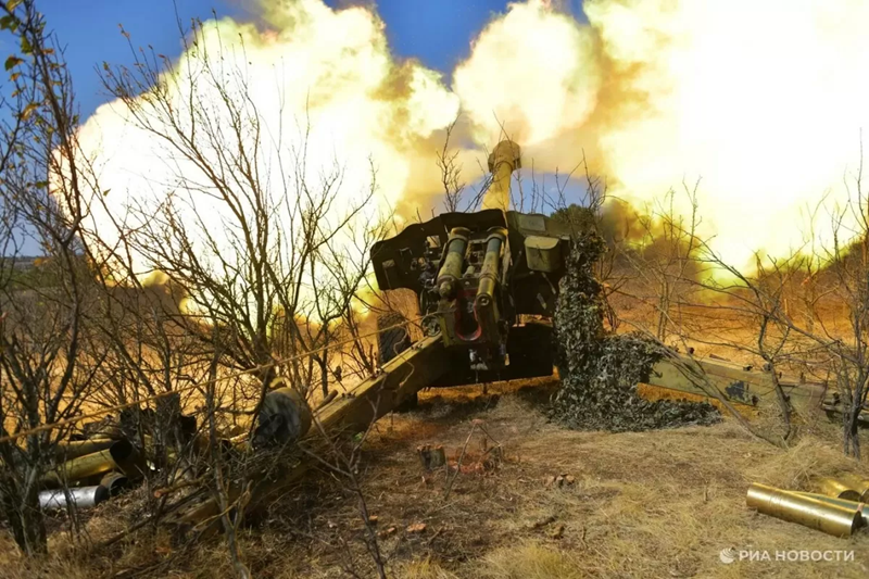 Tại khu vực Kursk, do ảnh hưởng của thời tiết sương mù dày đặc, các cuộc giao tranh giữa hai bên dần tập trung vào một số khu vực nhất định, khiến hỏa lực trở nên dày đặc hơn và các trận chiến trở nên khốc liệt hơn. Theo kênh Telegram "Winged" đưa tin ngày 1/12, tại làng Martynovka, nằm ở phía đông bắc Sudzha, đã nổ ra các cuộc chiến đấu trong đô thị với cường độ cao khó tin. Ảnh: RIA Novosti.