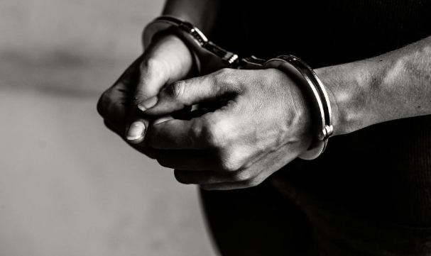 Có thể thấy, cuộc hôn nhân ngắn ngủi chỉ 10 ngày rồi chia xa khiến Hà Khai Mỹ phải chịu đựng nỗi đau nhớ thương chồng suốt 12 năm, khi nhận được thư, cô không ngần ngại lên đường. Nhưng sự ngây thơ đã khiến Hà Khai Mỹ gặp phải bi kịch, cô kể hết chuyện riêng tư với người lạ mà không chút đề phòng. Cảnh sát nhắc nhở, đừng bao giờ mất cảnh giác với người lạ, nhất là những người quá thân thiện mà không có lý do rõ ràng.