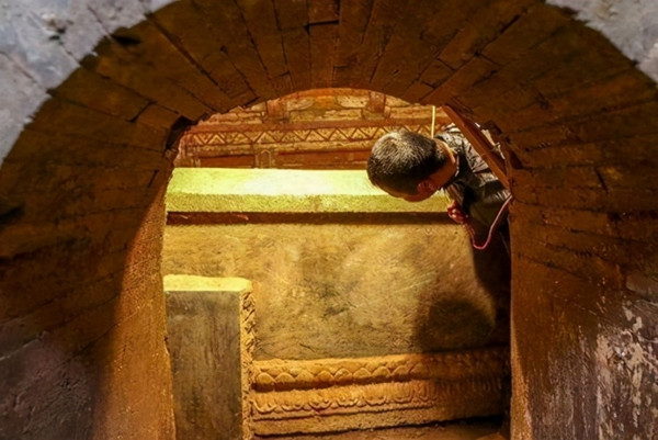 Từ chiếc đinh xương thời Tây Chu đến những sản phẩm tinh xảo của thời hiện đại, có thể thấy đây không chỉ là những vật dụng đơn giản mà còn là vật mang theo những giá trị truyền thống sâu sắc. Trên những chiếc đinh nhỏ bé này, chúng ta thấy được sự kính trọng của tổ tiên đối với cuộc sống, sự tôn trọng đối với người đã khuất và sự theo đuổi nghệ thuật tới tận nơi vĩnh hằng.