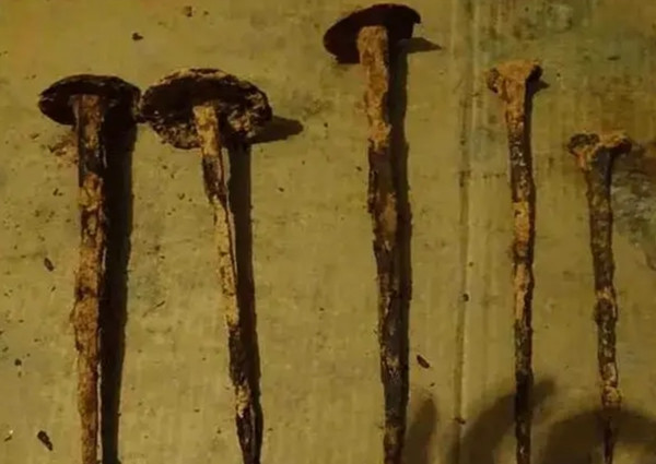 Khi ấy, đinh làm bằng xương thú, hình dáng đơn giản, chủ yếu để cố định tấm lụa bọc xác. Với sự tiến bộ của kỹ thuật luyện kim, những chiếc đinh bằng đồng và sắt dần thay thế, không chỉ bền hơn mà còn mở ra một chương mới về trang trí thủ công mỹ nghệ. Các phát hiện khảo cổ cho thấy, kỹ nghệ chế tác đinh quan tài thời xưa có mối quan hệ mật thiết với nghệ thuật chế tác đồ đồng đương thời, những người thợ thủ công thường thêm vào phần đầu đinh các họa tiết đặc trưng của từng vùng, thể hiện nét văn hóa khác nhau.