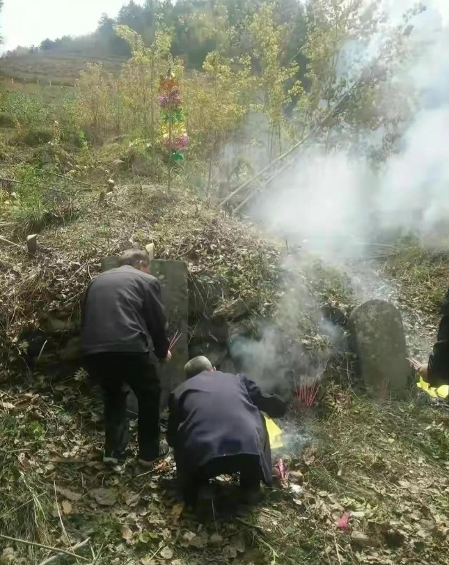 Cùng với sự thay đổi của thời đại, văn hóa tang lễ hiện đại mặc dù đã giản lược nhiều nghi thức phức tạp nhưng truyền thống đóng đinh quan tài vẫn âm thầm được duy trì. Trong một số nhà tang lễ hiện đại, chúng ta có thể thấy sự kết hợp hoàn hảo giữa kỹ thuật thủ công truyền thống và công nghệ hiện đại.