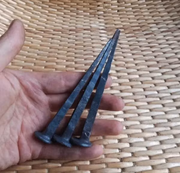 Điều thú vị là một số đinh quan tài khai quật từ di chỉ Ân Khư ở An Dương, Hà Nam (Trung Quốc), còn khắc chữ giáp cốt nguyên thủy, những ký hiệu này có thể liên quan đến các nghi thức tế lễ, thể hiện sự hiểu biết độc đáo của người xưa về sự sống và cái chết. Với mỗi lần cải tiến chất liệu, từ xương thú, đồng xanh đến sắt chất lượng cao, mỗi bước phát triển của đinh quan tài đều đi kèm với sự tiến bộ của văn hóa tang lễ, phản ánh sự tôn trọng ngày càng cao của người xưa đối với người đã khuất.