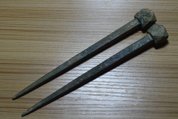 Vào thời nhà Thanh, nghệ thuật chế tác đinh quan tài phát triển đến đỉnh cao. Ở Dương Châu và các khu vực khác, xuất hiện các gia đình thợ thủ công chuyên chế tác đinh quan tài, lưu truyền qua nhiều thế hệ kỹ thuật làm thủ công độc đáo. Những người thợ này không chỉ phải thành thạo kỹ thuật luyện kim mà còn cần nắm vững kỹ thuật chạm khắc, khảm nạm. Một số gia tộc thợ thủ công còn lưu giữ công thức bí truyền, ghi chép cách xử lý kim loại đặc biệt, giúp cho đinh vừa bền lại vừa có độ bóng đặc trưng.