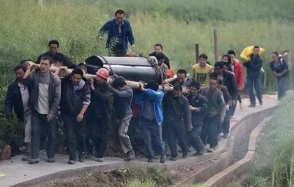 Một số nhà sản xuất đã phát triển loại vật liệu thân thiện với môi trường mới, không chỉ có thể tự phân hủy mà còn giữ nguyên vẻ đẹp của hình dáng đinh truyền thống. Có người sáng tạo còn thử nghiệm ứng dụng công nghệ in 3D vào sản xuất đinh quan tài, giúp tái hiện tốt hơn các hoa văn truyền thống phức tạp.