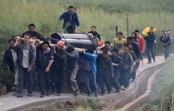 Một số nhà sản xuất đã phát triển loại vật liệu thân thiện với môi trường mới, không chỉ có thể tự phân hủy mà còn giữ nguyên vẻ đẹp của hình dáng đinh truyền thống. Có người sáng tạo còn thử nghiệm ứng dụng công nghệ in 3D vào sản xuất đinh quan tài, giúp tái hiện tốt hơn các hoa văn truyền thống phức tạp.