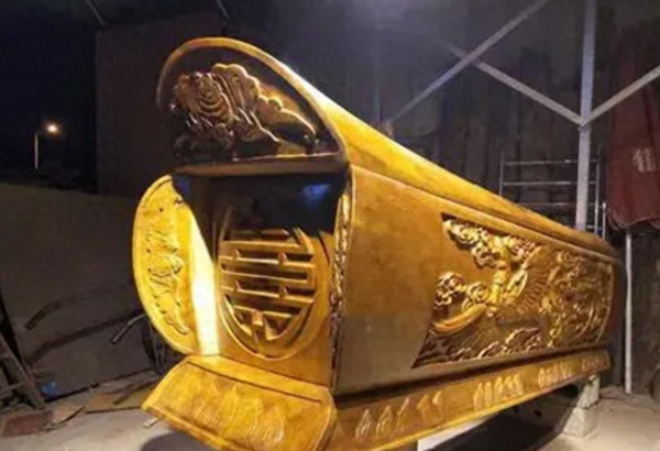 Đến thời Minh - Thanh, ý nghĩa văn hóa của đinh quan tài đạt đến đỉnh cao. Bảy chiếc đinh trên quan tài không chỉ đơn giản là công cụ cố định mà còn được coi là hiện thân của Bắc Đẩu Thất Tinh, chứa đựng lời cầu chúc cho người đã khuất. Trong phong tục tang lễ dân gian, việc đặt bảy chiếc đinh này được thực hiện rất cẩn thận, phải sắp xếp theo vị trí của các ngôi sao Bắc Đẩu, tượng trưng cho việc chỉ đường cho người quá cố.