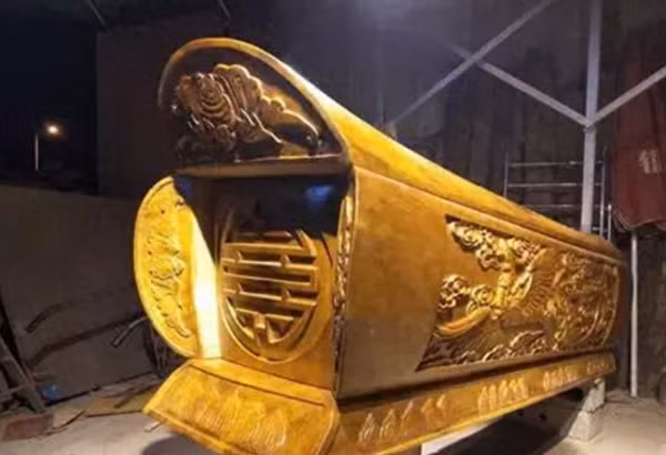 Đến thời Minh - Thanh, ý nghĩa văn hóa của đinh quan tài đạt đến đỉnh cao. Bảy chiếc đinh trên quan tài không chỉ đơn giản là công cụ cố định mà còn được coi là hiện thân của Bắc Đẩu Thất Tinh, chứa đựng lời cầu chúc cho người đã khuất. Trong phong tục tang lễ dân gian, việc đặt bảy chiếc đinh này được thực hiện rất cẩn thận, phải sắp xếp theo vị trí của các ngôi sao Bắc Đẩu, tượng trưng cho việc chỉ đường cho người quá cố.