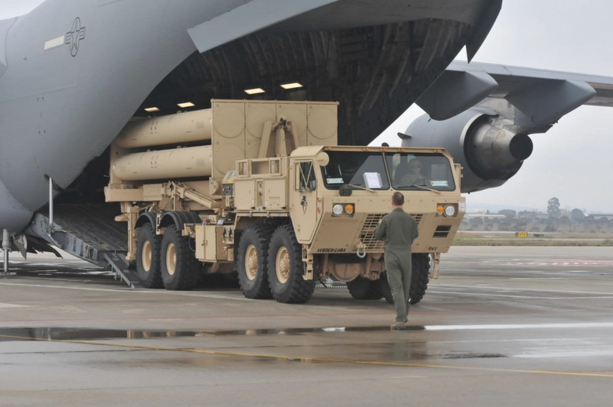 THAAD được thiết kế để tiêu diệt tên lửa bằng năng lượng động, thay vì sử dụng đầu đạn nổ, mang lại sự chính xác và sạch sẽ hơn trong các cuộc đánh chặn. Hệ thống này bao gồm radar AN/TPY-2, tên lửa đánh chặn linh hoạt và nền tảng phóng di động, giúp theo dõi và đánh chặn các mối đe dọa từ khoảng cách xa.