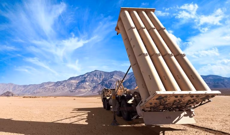  Hệ thống THAAD (Terminal High Altitude Area Defense) luôn là tâm điểm trong các cuộc thảo luận về phòng thủ tên lửa hiện đại, đặc biệt khi đối mặt với mối đe dọa từ tên lửa siêu thanh Oreshnik của Nga. Hình ảnh đáng sợ về những đầu đạn nhỏ tỏa ra từ bầu trời khiến dư luận toàn cầu lo lắng, đưa THAAD trở lại vị trí trung tâm trong các chiến lược phòng thủ.