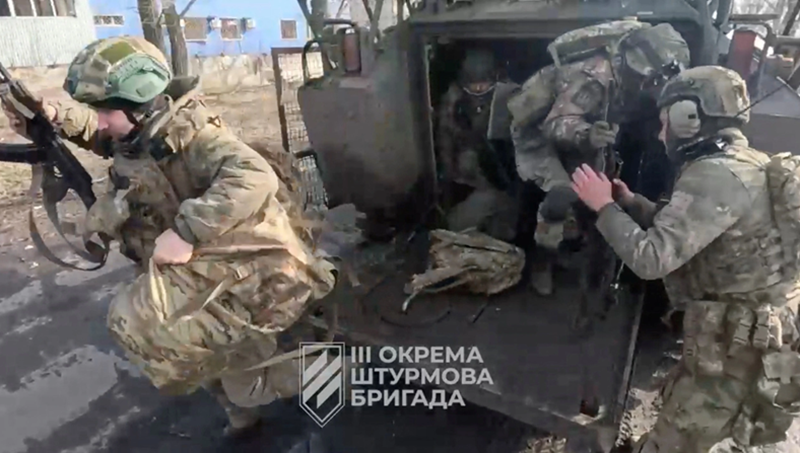 Những ngày gần đây, quân Ukraine thường tranh thủ rút lui vào ban đêm. Hiện tại, trong vòng vây ở Velika Novosilka vẫn còn ít nhất 600 binh sĩ Ukraine chưa kịp rút chạy. Với tình hình này, có khả năng toàn bộ quân Ukraine sẽ sớm rút hết, và quân Nga có thể chiếm được thị trấn này mà không cần giao tranh ác liệt. Ảnh: Reuters.