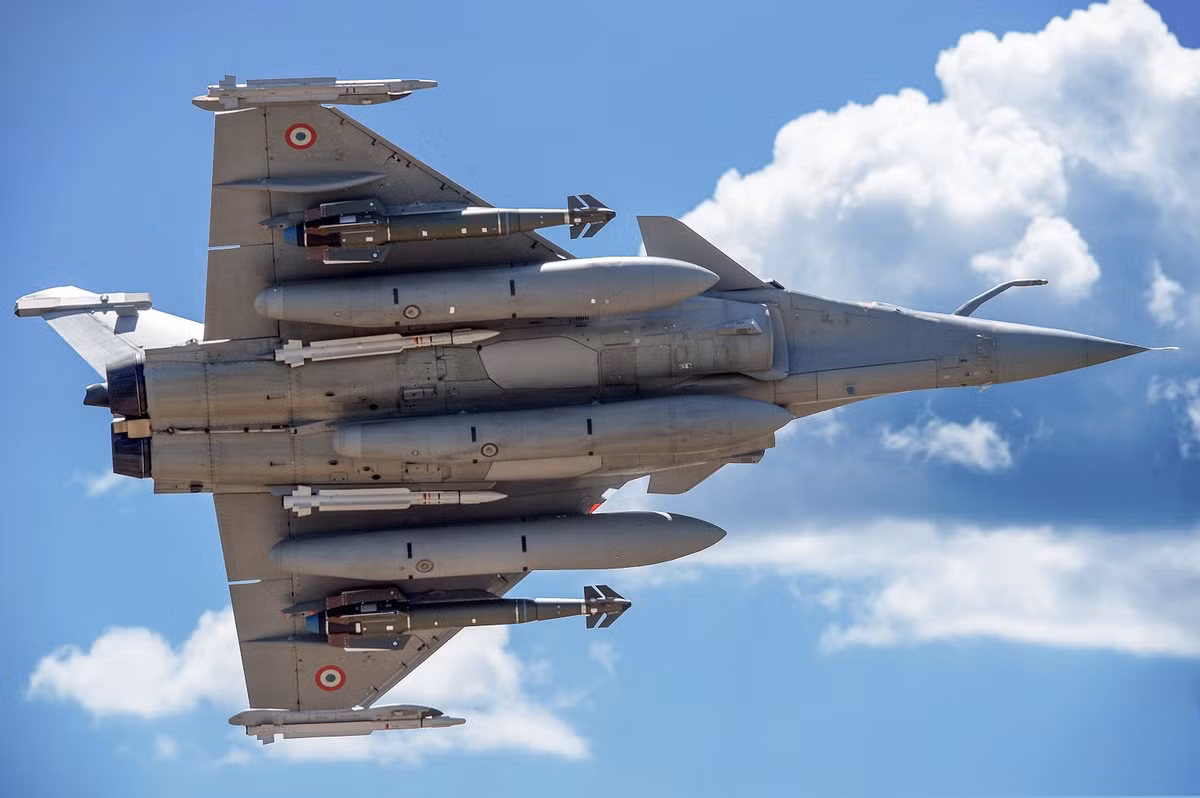 Những quả bom này được thiết kế để trang bị cho các máy bay chiến đấu như Rafale và Mirage 2000. Tuy nhiên, các kỹ sư Pháp và Ukraine đã thành công trong việc điều chỉnh AASM để tương thích với máy bay MiG-29 và Su-27 của Ukraine.