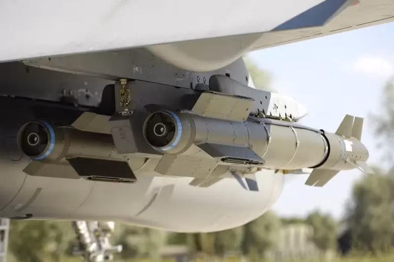 Sau thông báo vào tháng 1/2024, Pháp đã cung cấp cho Ukraine các đơn vị AASM với số lượng 50 quả mỗi tháng. Cam kết này đã cho phép các lực lượng Ukraine sử dụng AASM trong cuộc xung đột đang diễn ra với Nga, với lần sử dụng đầu tiên được ghi nhận vào ngày 05/3/2024.