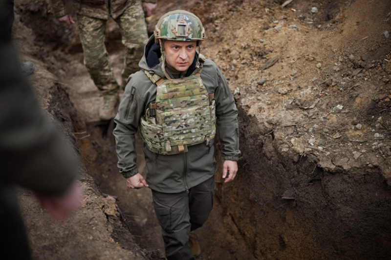 Nhiệm vụ chính của các tướng lĩnh là hoạch định chiến lược, không phải xung phong ra tiền tuyến đối mặt trực tiếp với kẻ thù. Việc bắt các tướng lĩnh cùng ngồi trong chiến hào với binh lính có thể chỉ mang tính biểu tượng và trình diễn, nhưng sẽ khó mang lại hiệu quả thực chất, thậm chí có thể gây hại cho toàn bộ cục diện chiến trường. Ảnh: Sina.