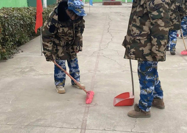 "Không muốn nuôi, không muốn quản lý thì gửi con đến loại trường này, giờ con chết rồi còn đòi tiền bồi thường", "Không hiểu nổi, rốt cuộc con cái phạm tội tày trời gì mà cha mẹ lại gửi chúng đến nơi này?", "Sao không có trại huấn luyện dành cho phụ huynh nhỉ? Trước khi huấn luyện con cái thì nên huấn luyện lại những phụ huynh này đã", "Trên mạng toàn là quảng cáo của những công ty quản lý các loại trường này, đừng quên những công ty này cũng là đồng phạm trong cái chết của những đứa trẻ bị bạo hành", cư dân mạng xôn xao bình luận.