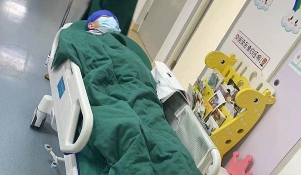 Trong môi trường địa ngục đó, Tiểu Lâm đã nhanh chóng gầy đi 20kg. Vì trường học không cho phép phụ huynh liên lạc và gặp mặt con cái, nên khi nghe trường báo con gái gầy đi 20kg, cha mẹ Tiểu Lâm còn tưởng con mình giảm cân nhờ chương trình giảm cân, hoàn toàn không nghĩ đến việc con gái mình đang bị đối xử tàn nhẫn.