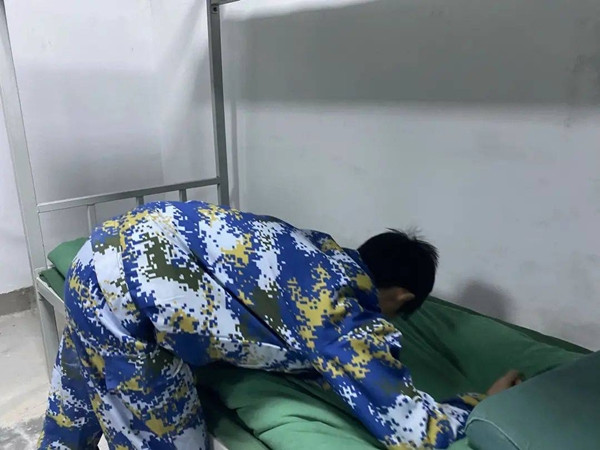 Tối 23/11 vừa qua, truyền thông địa phương đã đưa tin điều tra về chuỗi sự việc bạo hành thể chất, xâm hại tình dục tại "Trường giáo dục phẩm chất Kha Trinh" ở Hà Nam, dẫn đến cái chết và tự tử của nhiều học viên. Bài báo đã phỏng vấn nhiều phụ huynh từng gửi con đến trường và các học viên từng bị bạo hành bởi các huấn luyện viên.