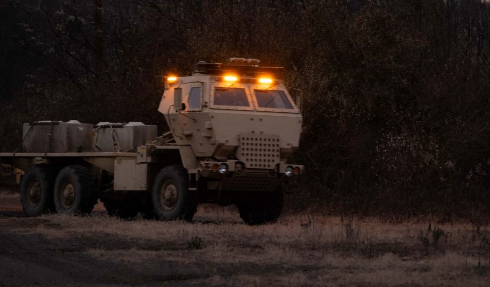 Quân đội Mỹ đang hướng đến tầm nhìn kết hợp các bệ phóng HIMARS có người lái với hệ thống tự động hỗ trợ, nhằm tối ưu hóa hiệu quả pháo binh và tính linh hoạt trong tác chiến.