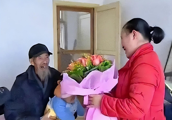 Mối quan hệ chênh lệch giữa Trương Phượng và Văn Trường Lâm không tránh khỏi sự phản đối từ gia đình và xã hội. Những ánh mắt dò xét và những lời bàn tán xung quanh khiến cả hai phải chịu áp lực lớn.